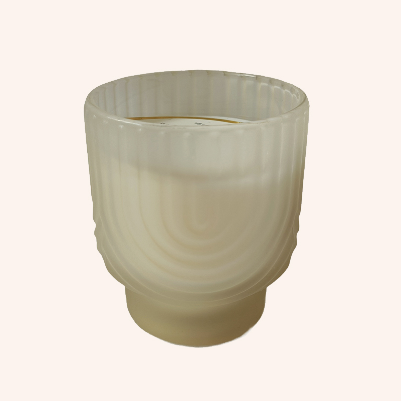 נר ריחני בכלי זכוכית מעוטר פרוסטד בניחוח וניל קרמל 125 גרם