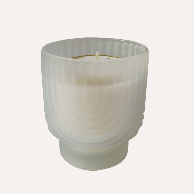 נר ריחני בכלי זכוכית מעוטר פרוסטד בניחוח מסיבת תה 125 גרם